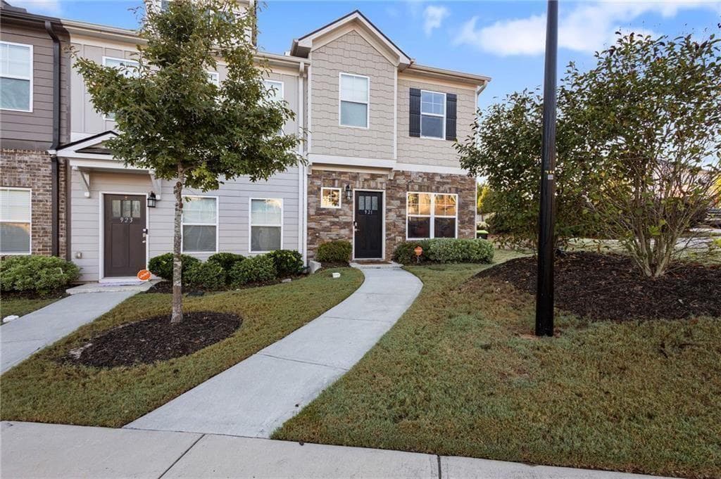 3 bedroom, 3 bathroom townhouse sold at 921 Ambient Way, Atlanta, GA 30331