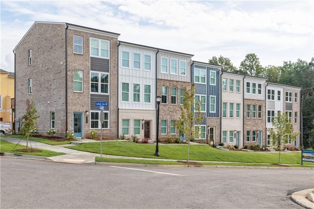 2 bedroom, 4 bathroom townhouse sold at 2654 Brookview Lane, Atlanta, GA 30318