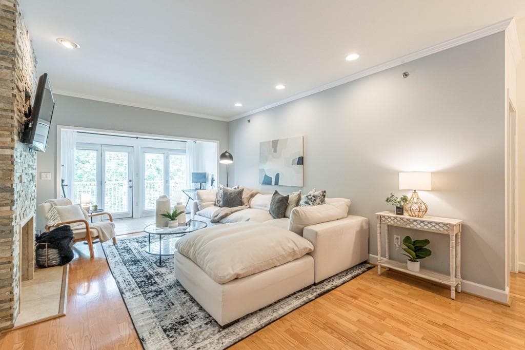 2 bedroom, 2 bathroom condominium sold at 2865 Lenox Road 602, Atlanta, GA 30324