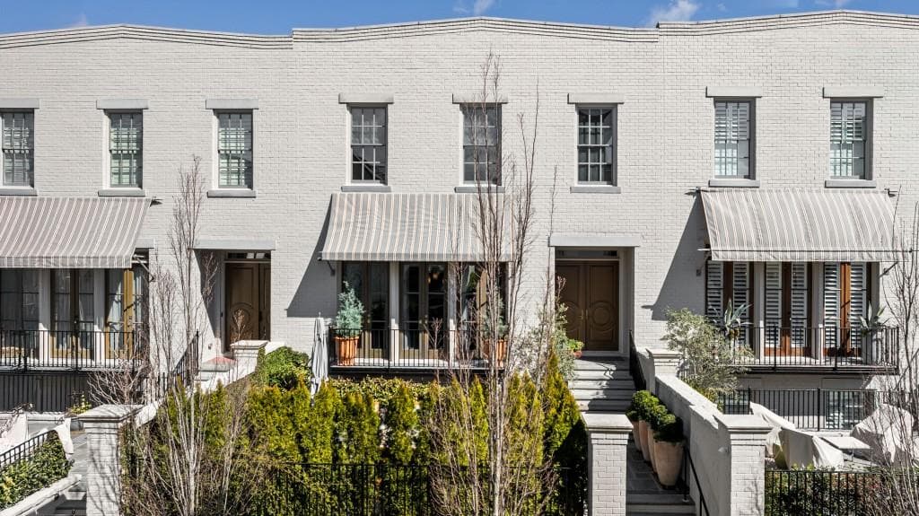 3 bedroom, 5 bathroom townhouse sold at 210 Calypso Circle, Atlanta, GA 30305