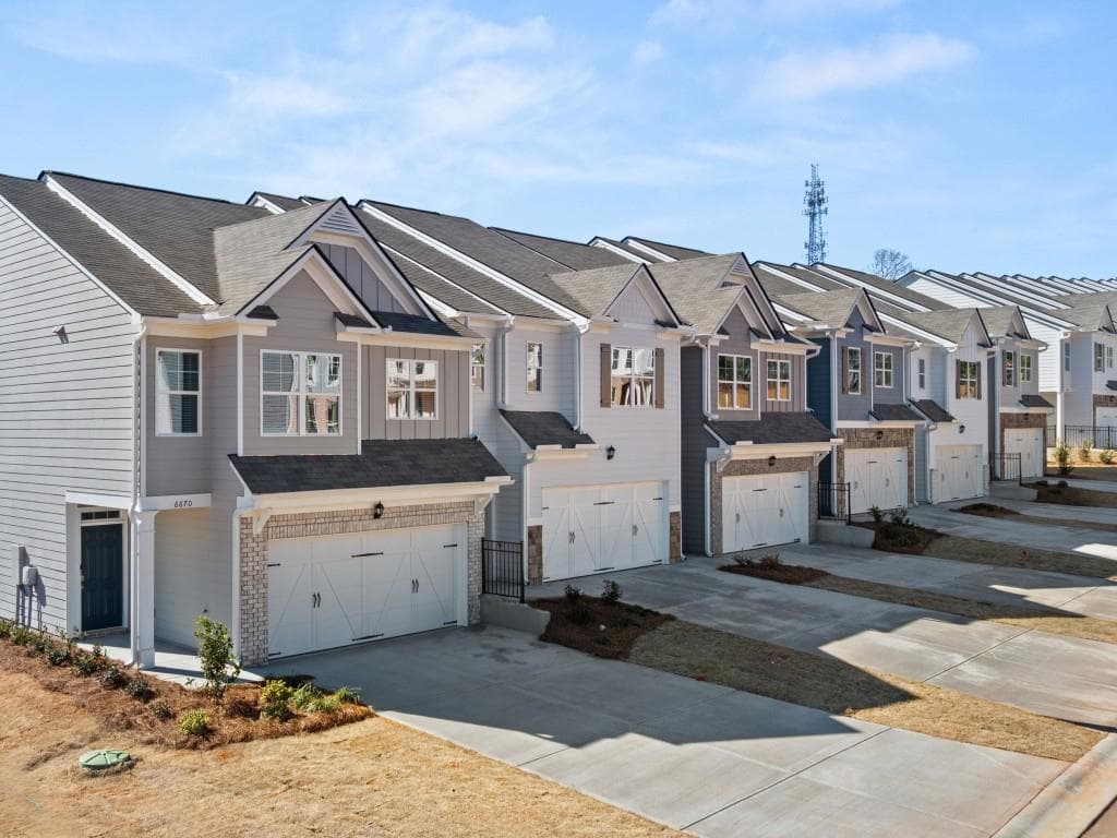 3 bedroom, 3 bathroom townhouse sold at 6658 Corryton Street, Flowery Branch, GA 30542