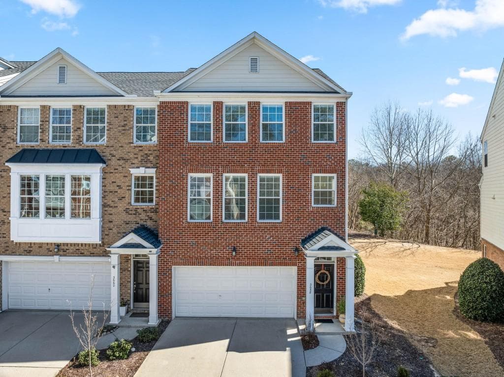 3 bedroom, 3 bathroom, 2,337 sq ft townhouse sold at 3658 Chattahoochee Summit Drive, Atlanta, GA 30339