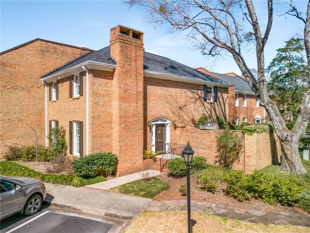 3 bedroom, 3 bathroom townhouse sold at 19 Lullwater Place, Atlanta, GA 30307