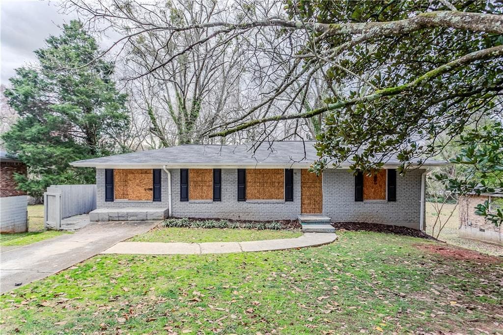 5 bedroom, 2 bathroom single family residence sold at 1826 Meadowglades Drive, Decatur, GA 30035