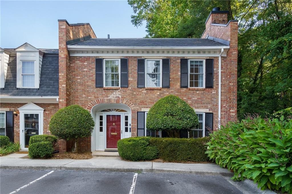 3 bedroom, 3 bathroom townhouse sold at 6 Walnut Hill Place, Atlanta, GA 30318