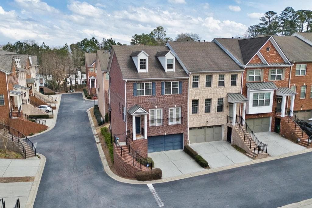 3 bedroom, 4 bathroom townhouse sold at 2785 Durham Drive, Brookhaven, GA 30319