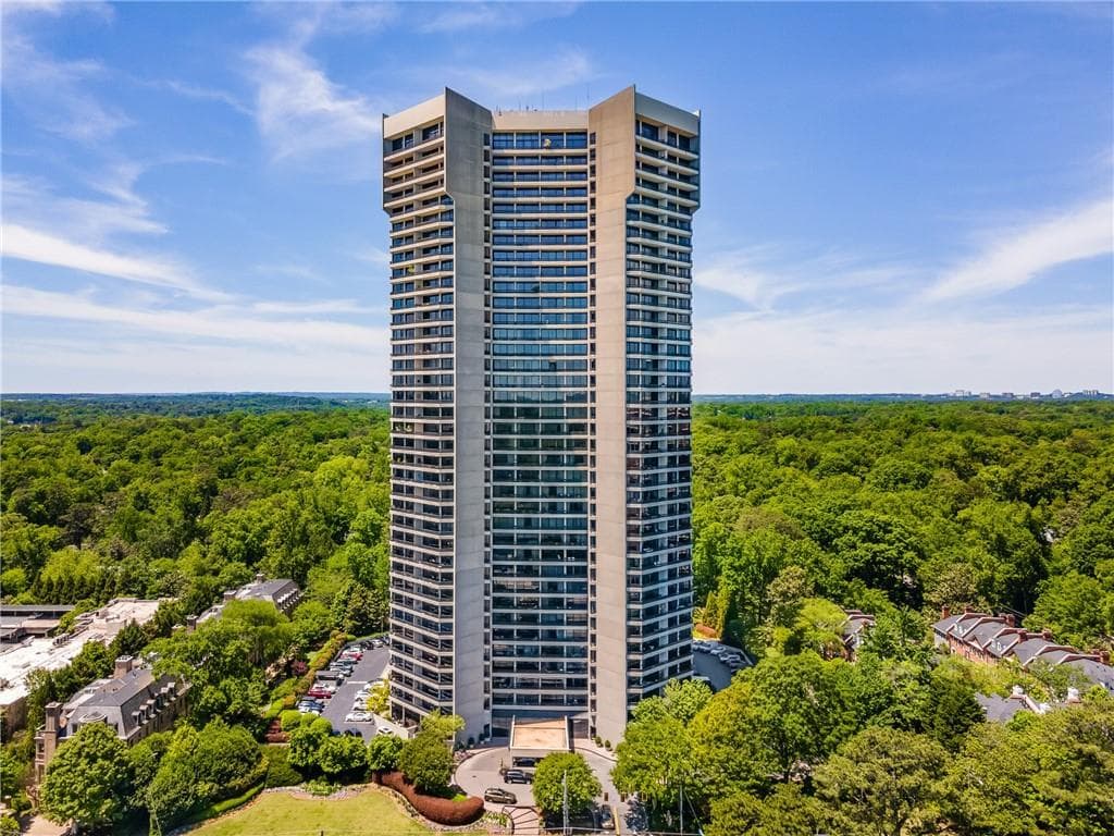 2 bedroom, 3 bathroom, 1,855 sq ft condominium sold at 2660 Peachtree Road 14D, Atlanta, GA 30305