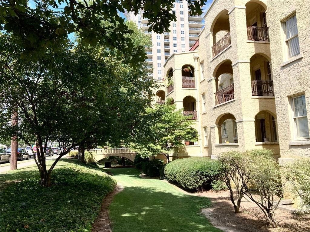 2 bedroom, 3 bathroom condominium sold at 2855 Peachtree Road 114, Atlanta, GA 30305