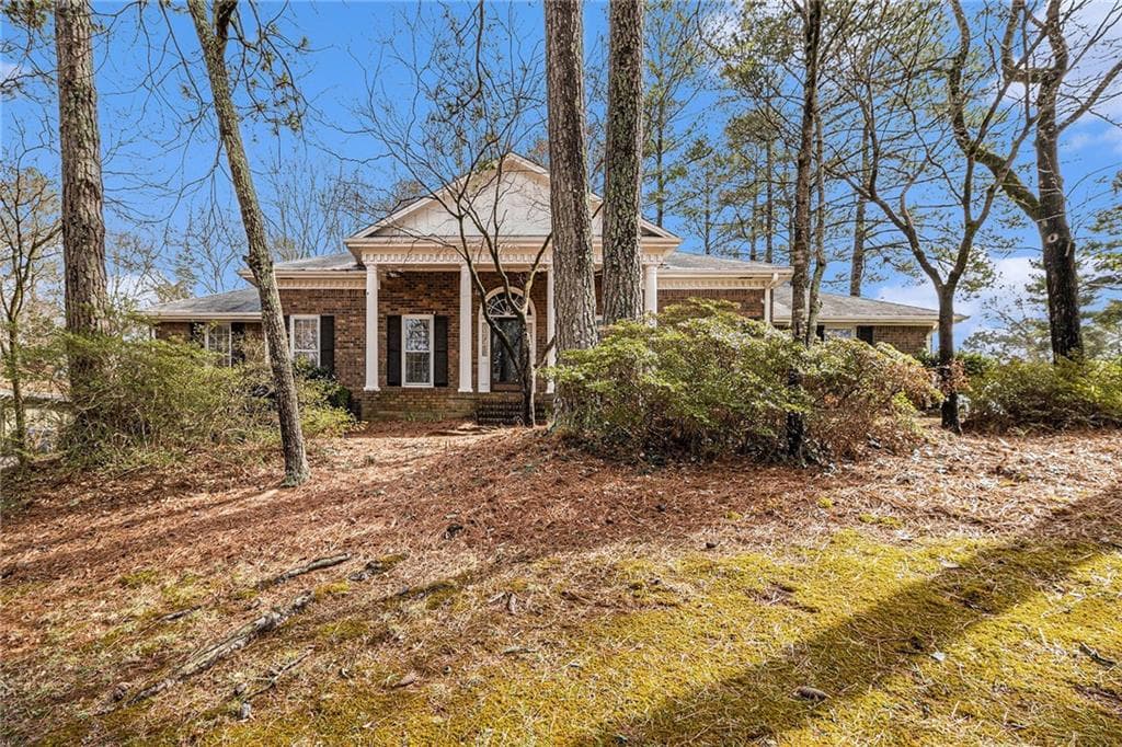 3 bedroom, 2 bathroom single family residence sold at 405 Putting Green Lane, Roswell, GA 30076