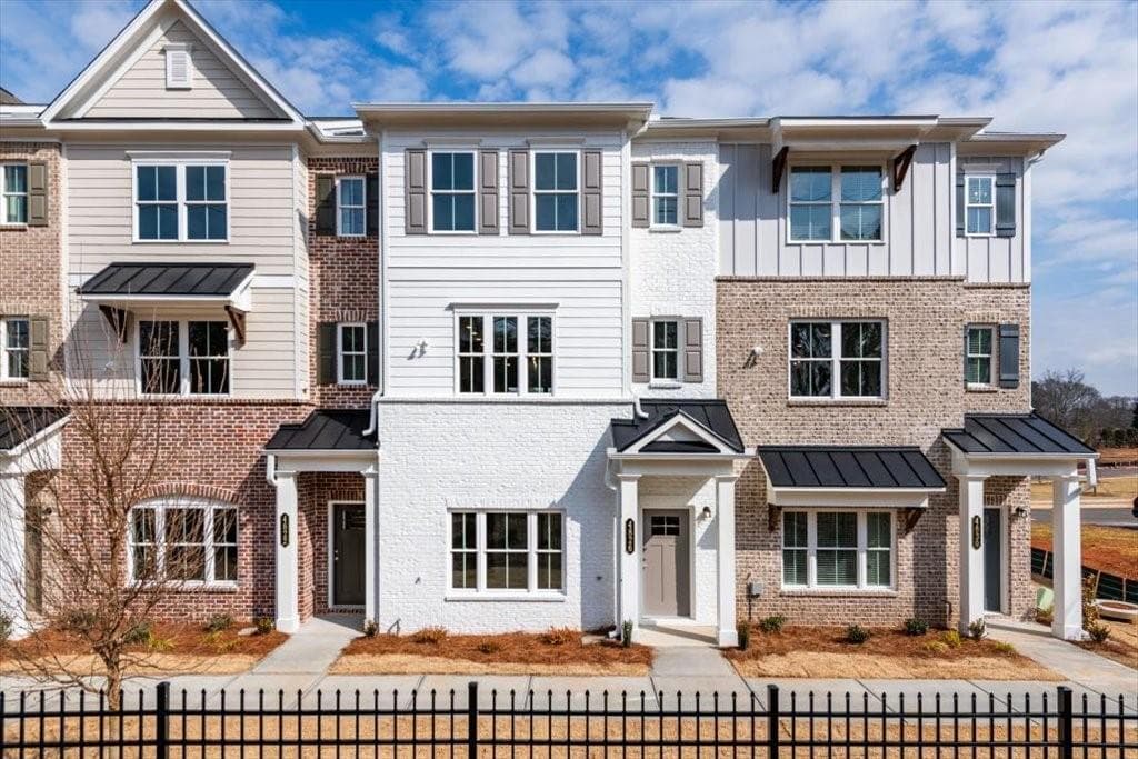 3 bedroom, 4 bathroom townhouse sold at 4826 Floydwood Lane, Mableton, GA 30126