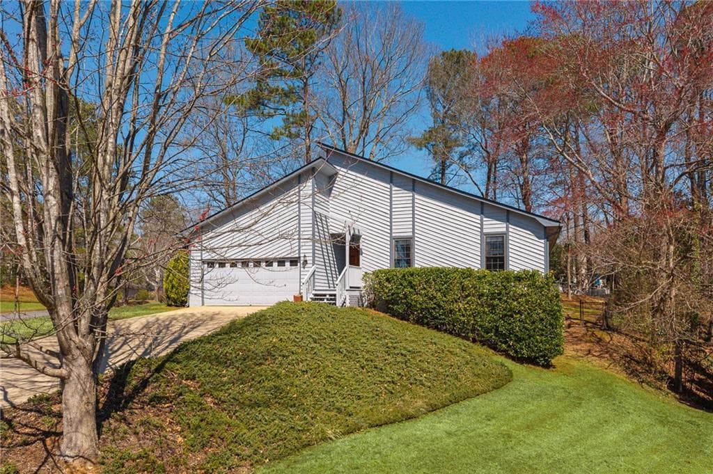 3 bedroom, 2 bathroom single family residence sold at 370 Broken Lance Place, Alpharetta, GA 30022