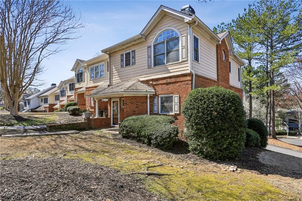 2 bedroom, 3 bathroom townhouse sold at 8620 Hope Mews Court, Sandy Springs, GA 30350