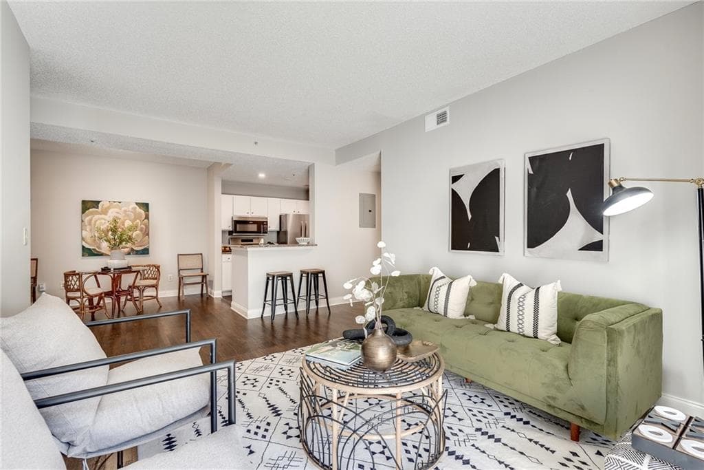2 bedroom, 2 bathroom condominium sold at 1074 Peachtree Walk B306, Atlanta, GA 30309