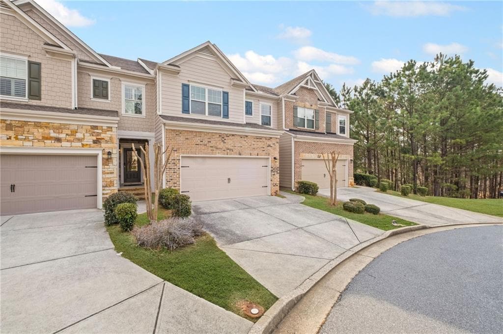 4 bedroom, 3 bathroom townhouse sold at 5975 Vista Brook Drive, Suwanee, GA 30024