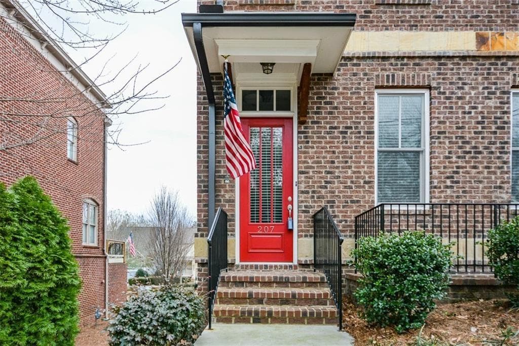 3 bedroom, 4 bathroom townhouse sold at 207 Cole Street, Marietta, GA 30060
