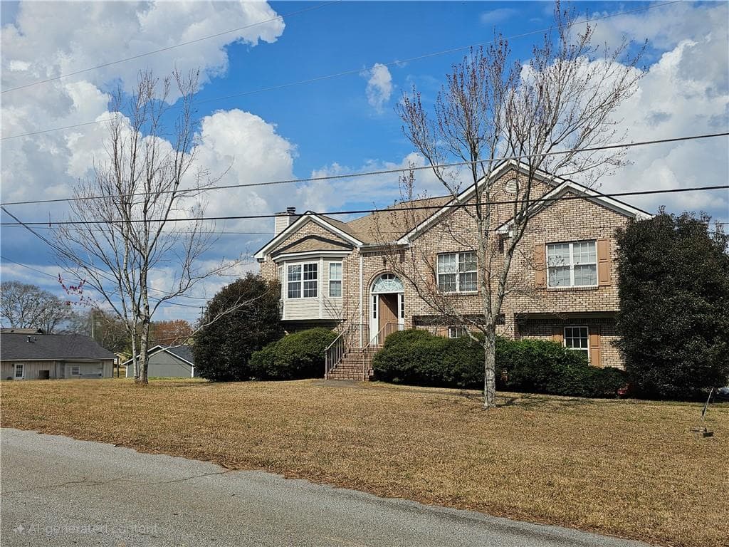 3 bedroom, 2 bathroom single family residence sold at 3885 Laurens Lane, Snellville, GA 30039