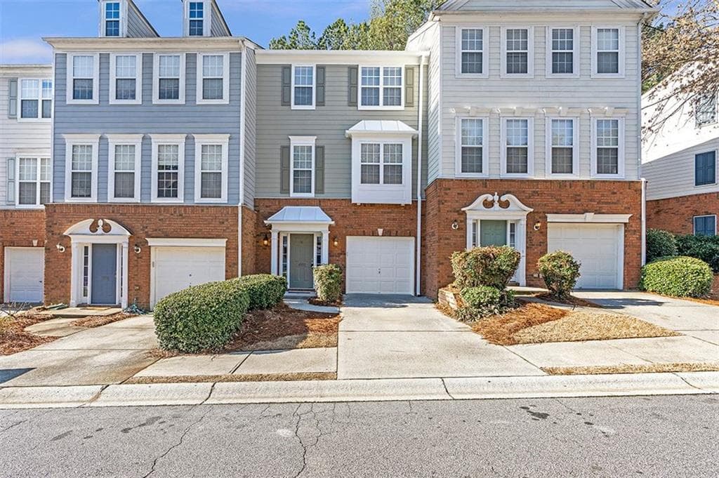 3 bedroom, 4 bathroom townhouse sold at 4000 HOWELL PARK Road, Duluth, GA 30096
