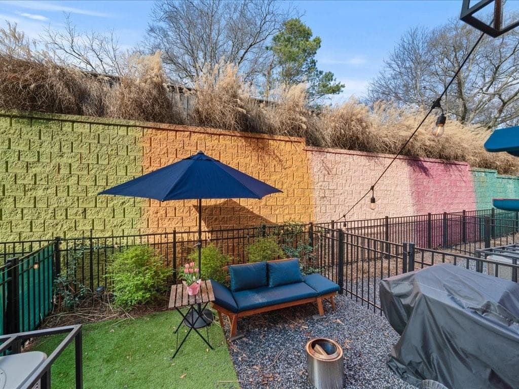 2 bedroom, 2 bathroom townhouse sold at 166 Color Circle, Atlanta, GA 30317