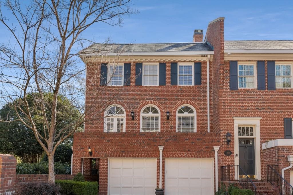 3 bedroom, 3 bathroom townhouse sold at 208 Jefferson Circle, Atlanta, GA 30328