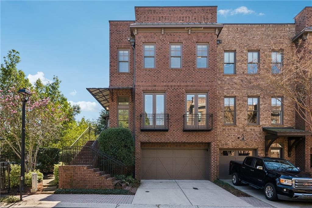 3 bedroom, 4 bathroom townhouse sold at 400 Canton Walk, Roswell, GA 30057