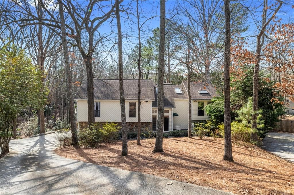 3 bedroom, 3 bathroom single family residence sold at 8498 Colony Club Drive, Alpharetta, GA 30022