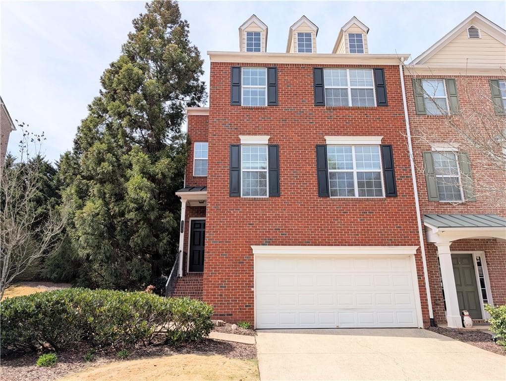 3 bedroom, 4 bathroom townhouse sold at 11780 Wellsley Way, Alpharetta, GA 30005
