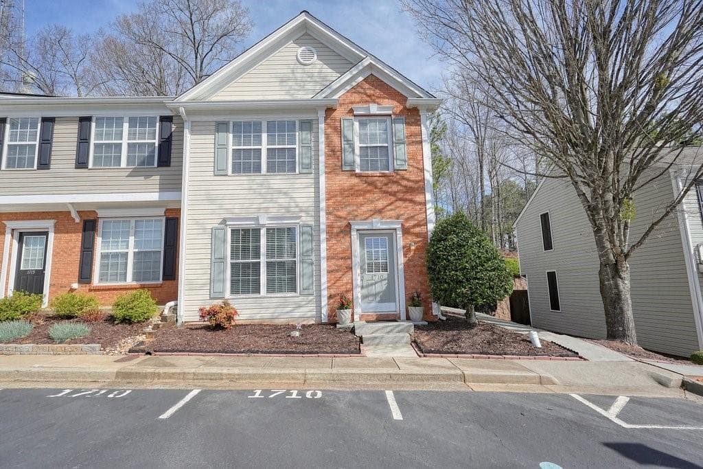 3 bedroom, 3 bathroom townhouse sold at 1710 Kilmington Court, Alpharetta, GA 30009