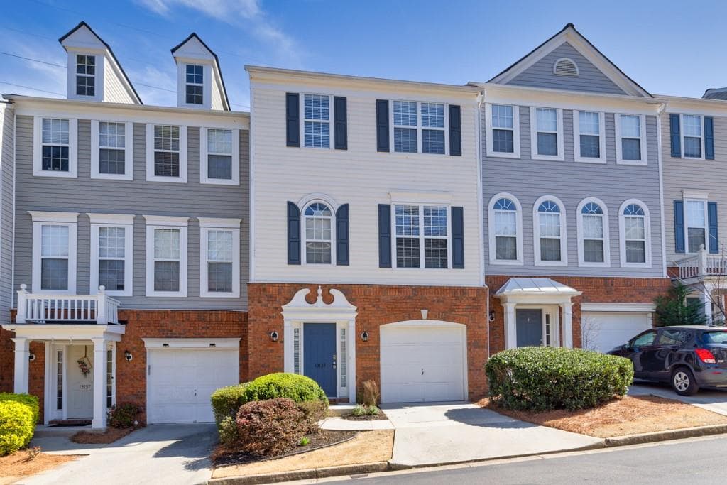 3 bedroom, 4 bathroom townhouse sold at 13153 Fasherstone Drive, Alpharetta, GA 30004