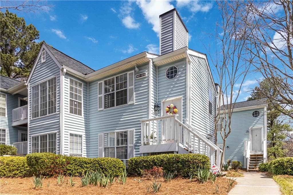 1 bedroom, 1 bathroom, 936 sq ft condominium sold at 909 Glenleaf Drive, Peachtree Corners, GA 30092