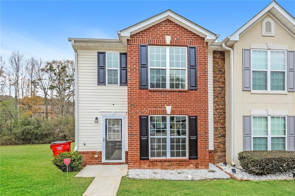 3 bedroom, 3 bathroom townhouse sold at 8409 Carlington Lane, Jonesboro, GA 30236