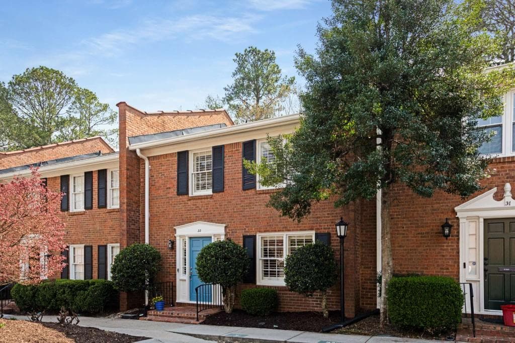 2 bedroom, 3 bathroom townhouse sold at 4620 Wieuca Road 32, Atlanta, GA 30342