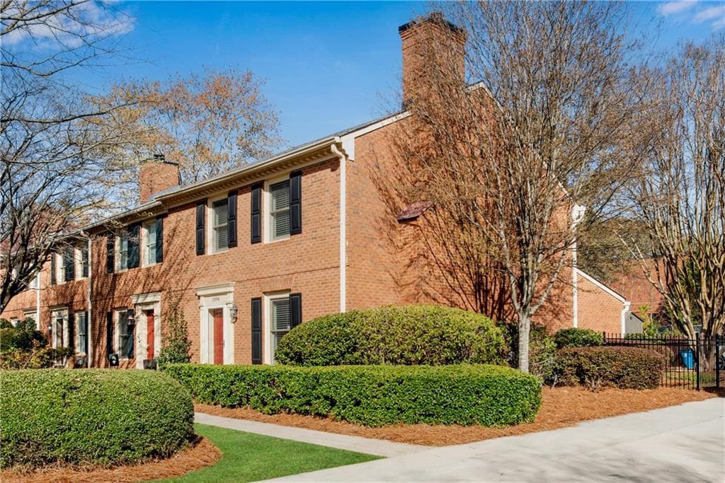 2 bedroom, 3 bathroom townhouse sold at 1094 Old Roswell Road, Roswell, GA 30076
