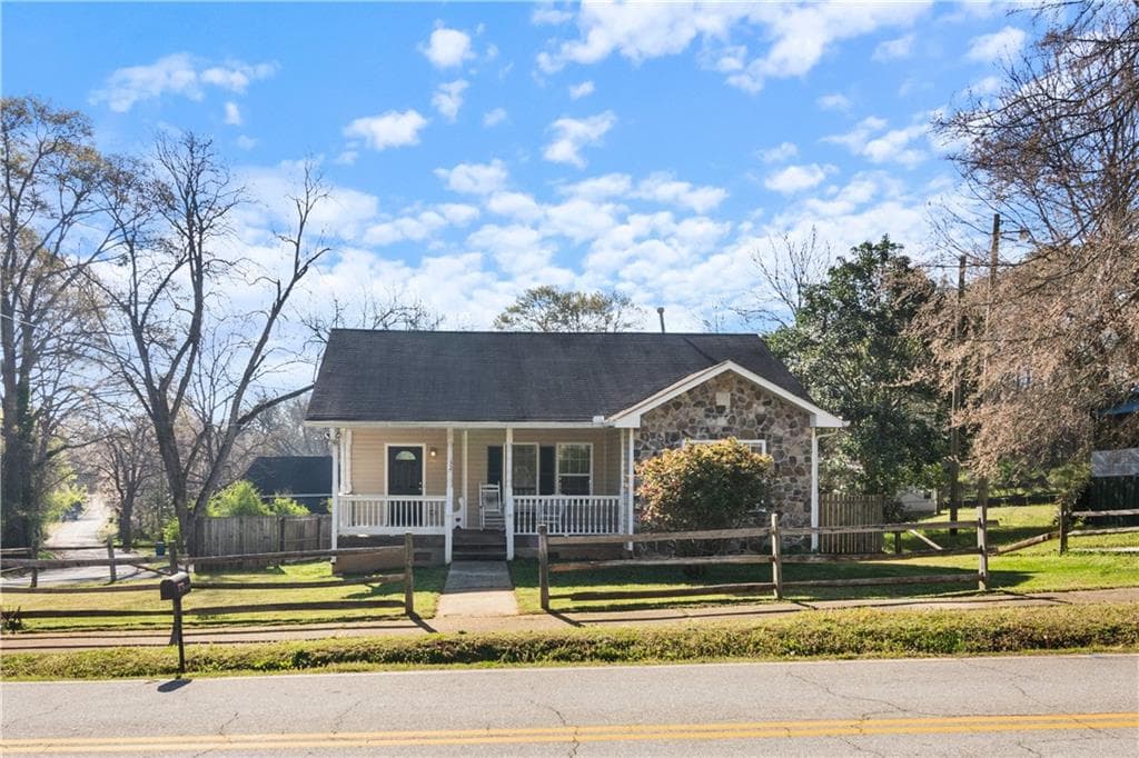 32 Martin Luther King Jr Drive, Commerce, GA 30529 — most recent listing photo