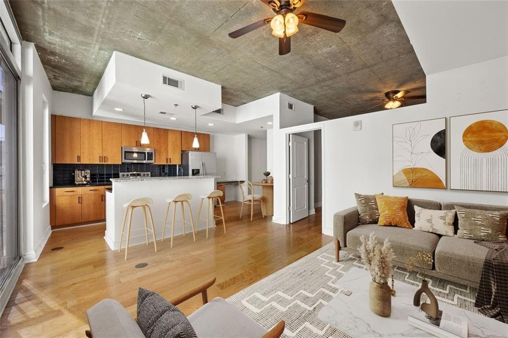 1 bedroom, 1 bathroom, 768 sq ft condominium sold at 44 PEACHTREE Place 1328, Atlanta, GA 30309