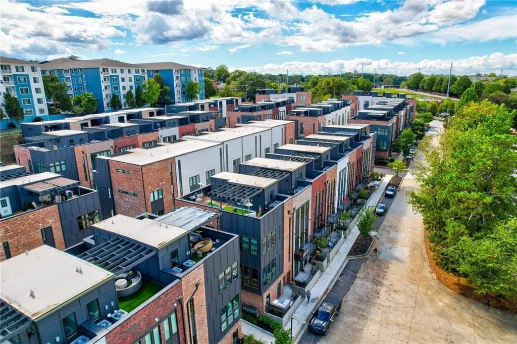 2 bedroom, 3 bathroom townhouse sold at 1239 Chelsea Circle, Atlanta, GA 30318