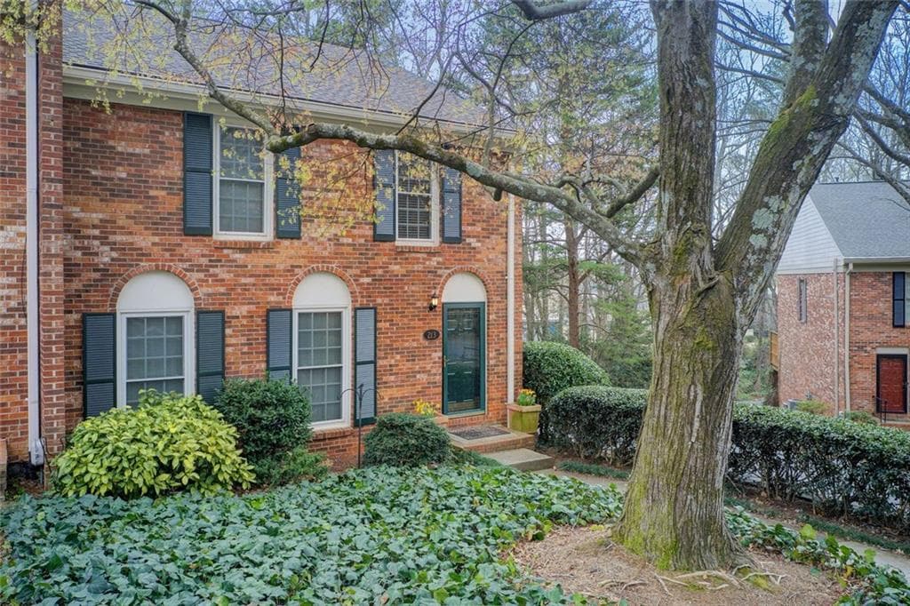 3 bedroom, 3 bathroom townhouse sold at 213 The South Chace, Sandy Springs, GA 30328