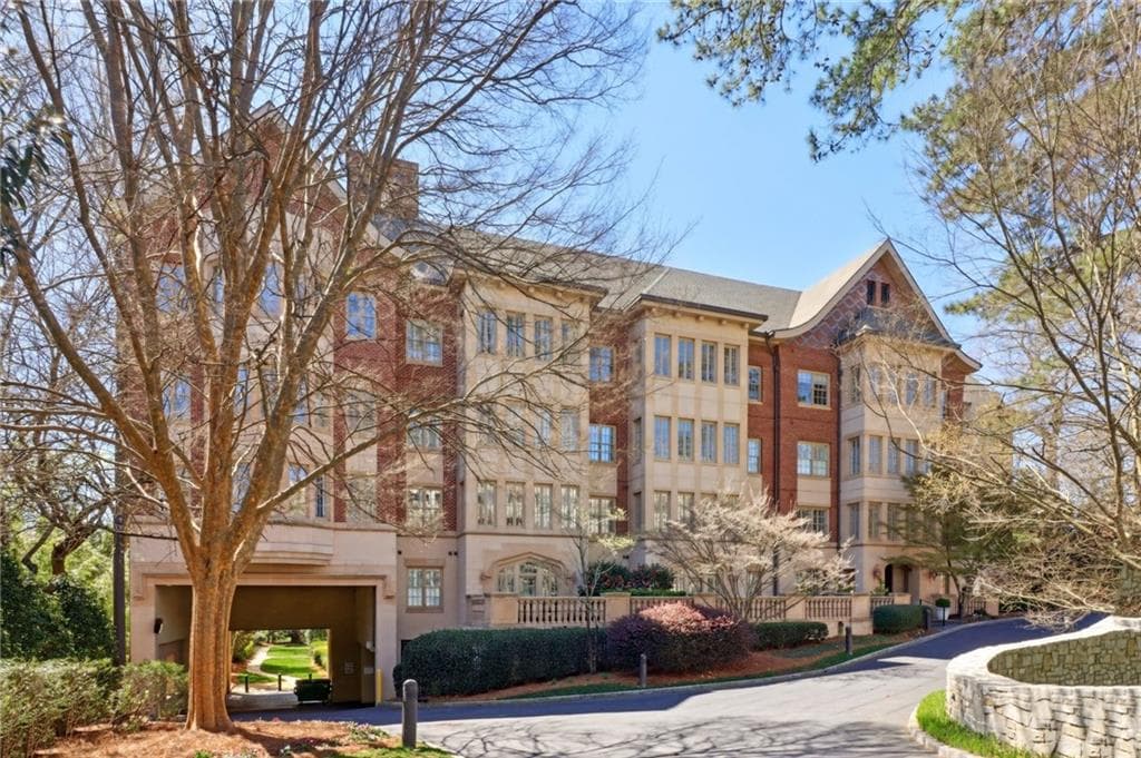 2 bedroom, 3 bathroom condominium sold at 1717 N Decatur Road 121, Atlanta, GA 30307