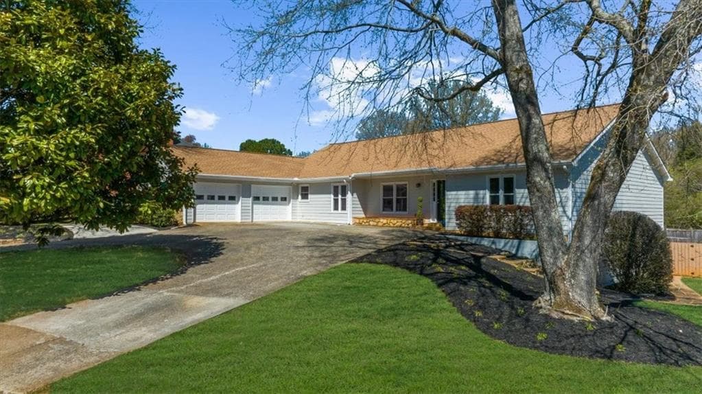 6 bedroom, 3 bathroom single family residence sold at 560 Saddle Creek Circle, Roswell, GA 30076