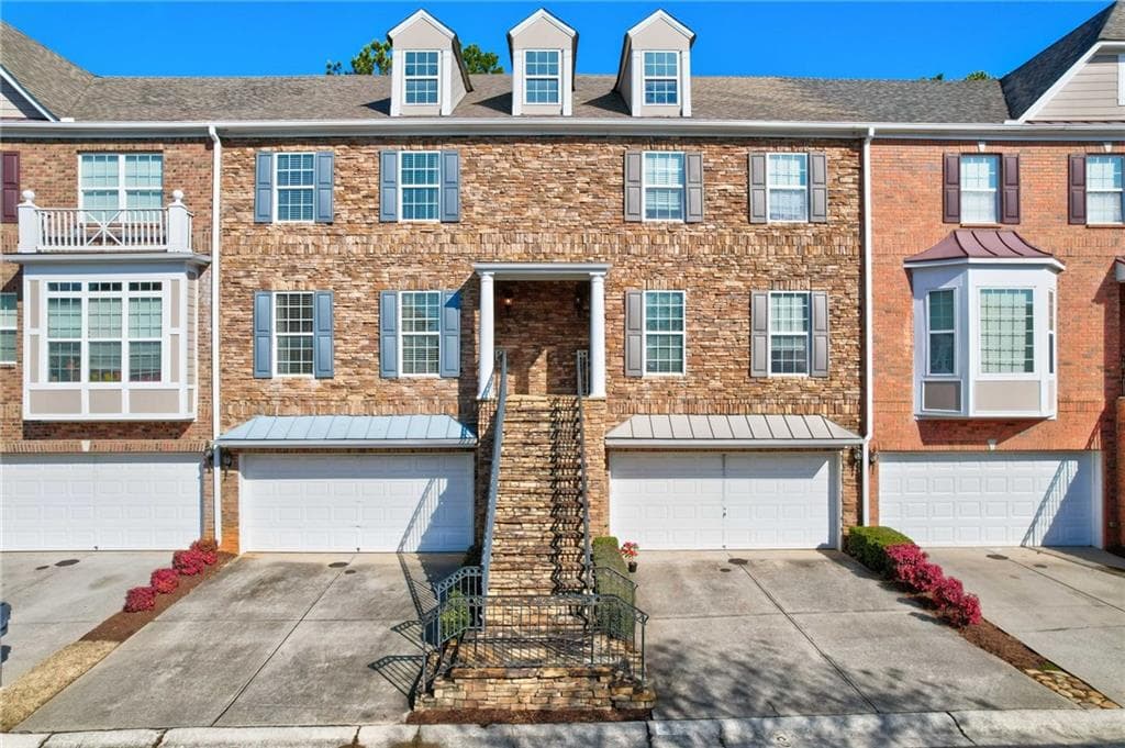 3 bedroom, 4 bathroom townhouse sold at 10910 Skyway Drive, Johns Creek, GA 30097