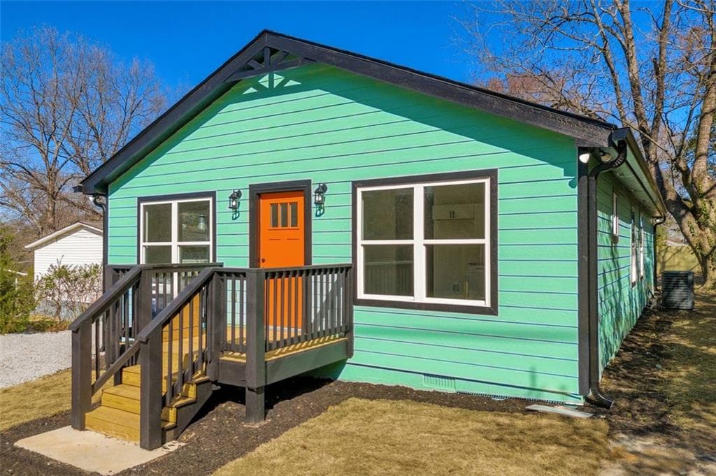 3 bedroom, 2 bathroom single family residence sold at 445 S BROAD Street, Toccoa, GA 30577