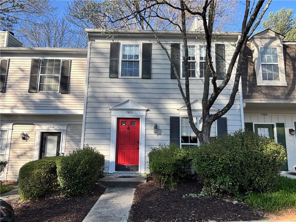 2 bedroom, 3 bathroom townhouse sold at 1303 Wedgewood Court, Atlanta, GA 30350