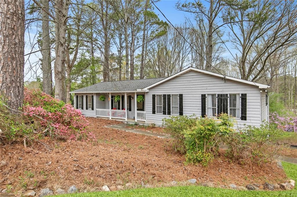 3 bedroom, 2 bathroom single family residence sold at 140 Ridgewood Drive, Woodstock, GA 30188