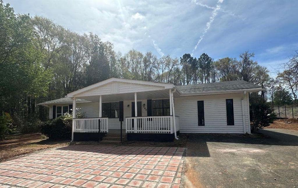 4 bedroom, 2 bathroom single family residence sold at 390 SWINT Road, Griffin, GA 30224