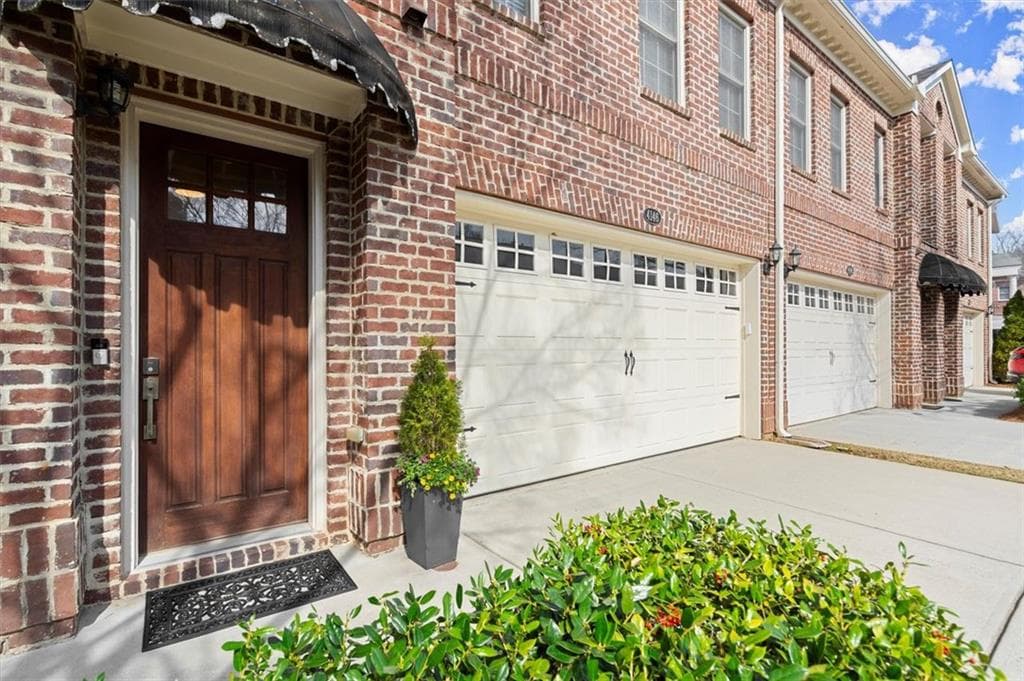3 bedroom, 3 bathroom townhouse sold at 4146 Fischer Way, Brookhaven, GA 30341
