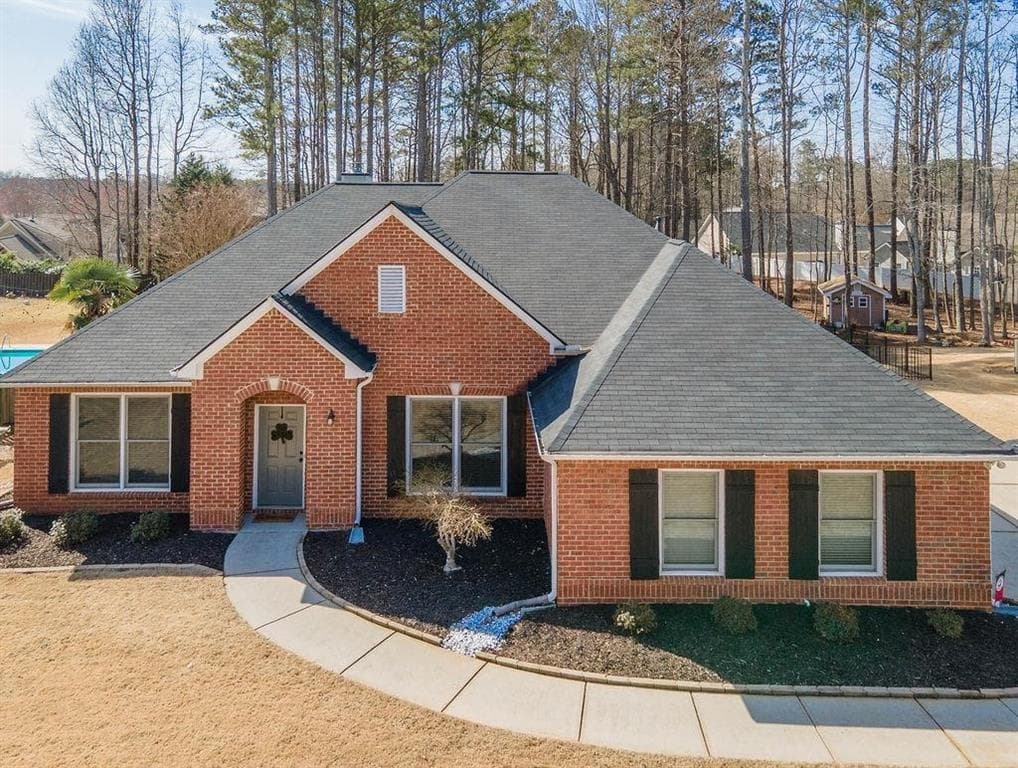 3 bedroom, 2 bathroom single family residence sold at 201 Lake Forest Drive, Newnan, GA 30265