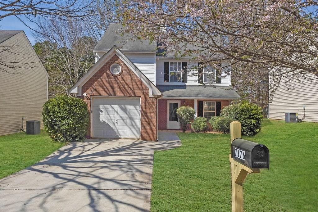 3 bedroom, 3 bathroom single family residence sold at 7176 Ravenwood Lane, Lithonia, GA 30038