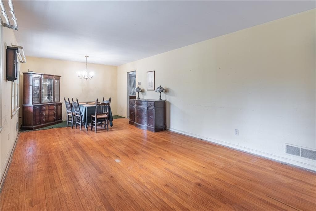 3 bedroom, 3 bathroom, 1,344 sq ft single family residence under contract at 5655 Campbellton Road, Atlanta, GA 30331 — photo 4