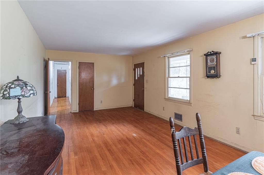3 bedroom, 3 bathroom, 1,344 sq ft single family residence under contract at 5655 Campbellton Road, Atlanta, GA 30331 — photo 5