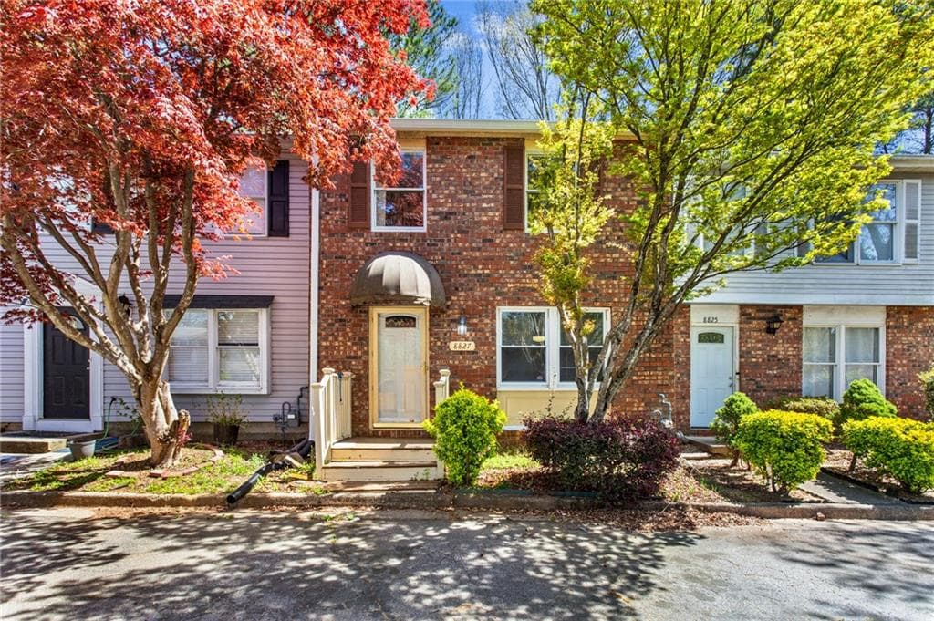 3 bedroom, 3 bathroom townhouse sold at 8827 Applegate Lane, Atlanta, GA 30350