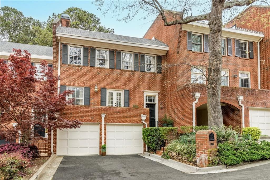 3 bedroom, 4 bathroom townhouse sold at 105 Jefferson Circle, Sandy Springs, GA 30328